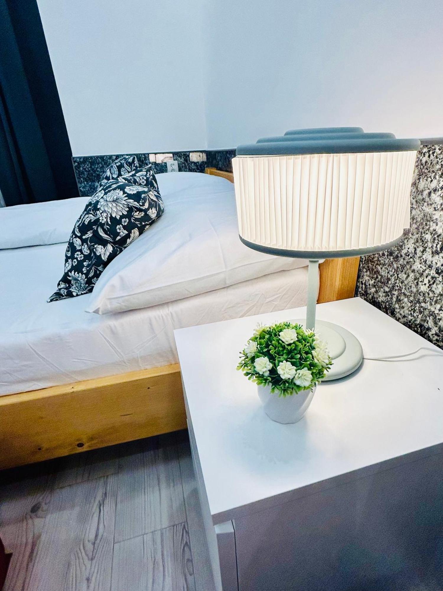 Modern Spacious Apartment In Center Praga Exterior foto