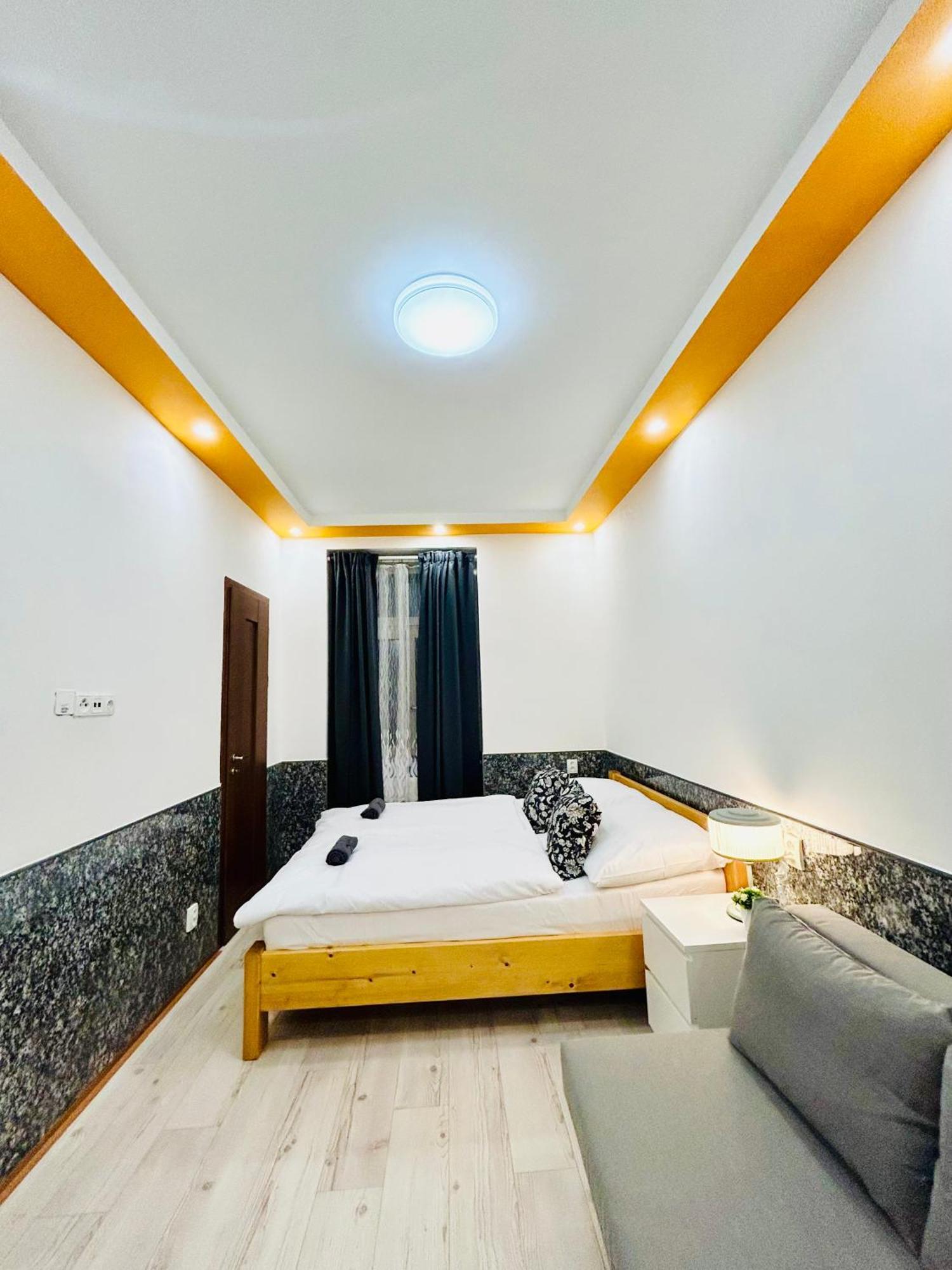 Modern Spacious Apartment In Center Praga Exterior foto